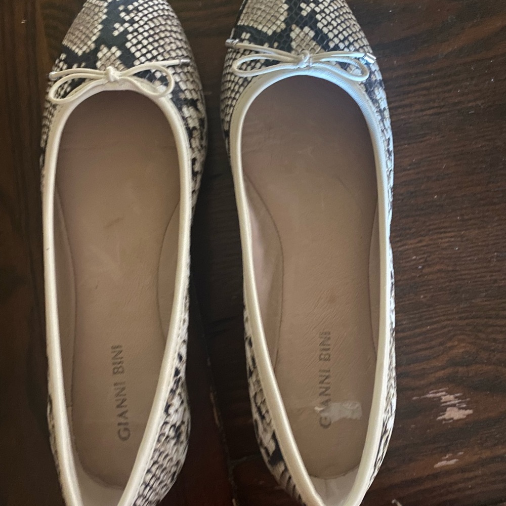 Never worn. Beautiful flats